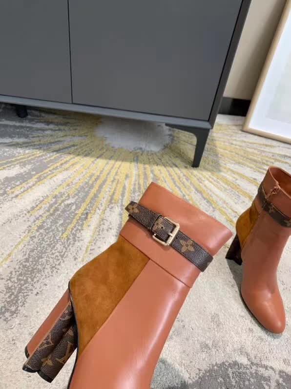 20秋季最新专柜款-路易威登LV2020早秋最新短靴，终于可以上款了。版型绝对正。不含糊。后包logo 开模定制五金 要求达到官网一致效果，上脚 舒适 宣型绝对美