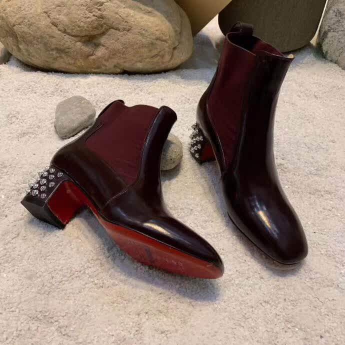 20秋季最新专柜款-克里斯提．鲁布托CL2020早秋新款方跟铆钉切尔西踝靴，完美修长，线条感十足