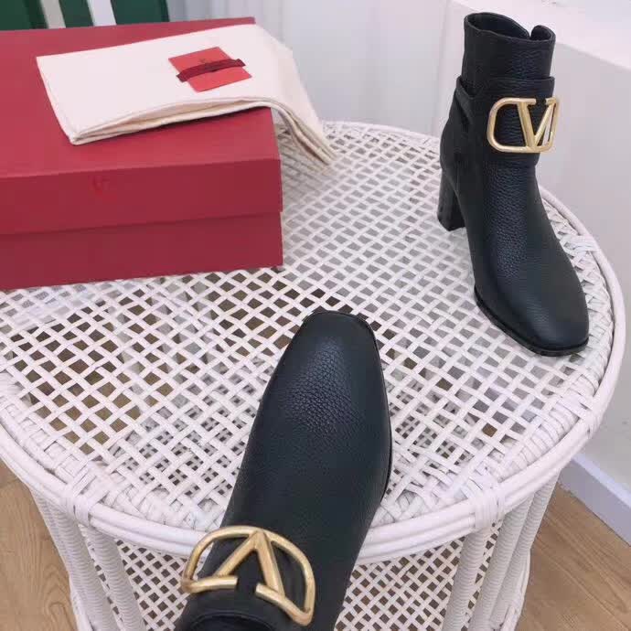 20秋季最新专柜款-华伦天奴Valentino秋冬新品爆款短靴上新，超经典好看，上脚超美