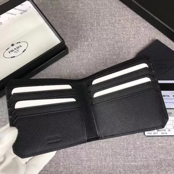 【原版皮】普拉达/Prada 短款钱夹，选用十字纹小牛皮裁制而成，圆角五字唛，经典之作，简单时尚，款号：2M0513