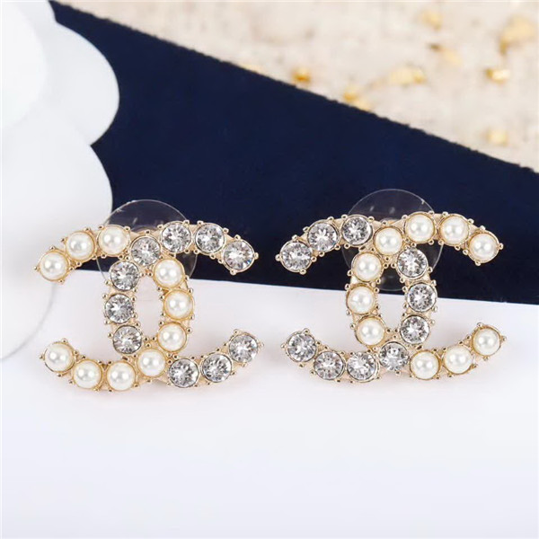 20秋季最新专柜款-Chanel经典款珍珠耳钉，细节满满的一款，以及背面五金的细腻，完美