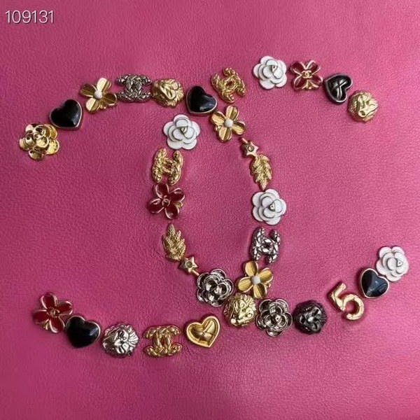 【原版皮】香奈儿/Chanel 手工系列肩背包，各种元素铆钉镶嵌成的双C标志，选用细腻羊皮，内里质感金属牛皮