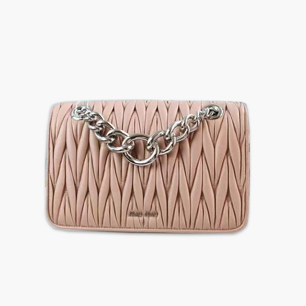 【原版皮】缪缪/Miu Miu 肩背包，采用小进口土耳其绵羊皮材质精心裁制而成，手感细腻柔软，内里三隔层，款号：5BD015