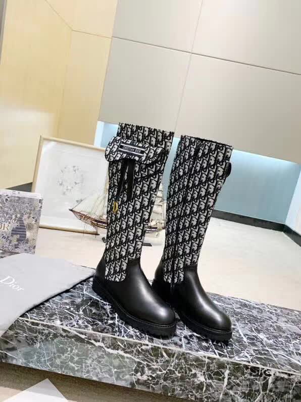 20秋季最新专柜款-迪奥Dior2020秋款巴黎时装周第一场分量十足的大秀场打造的新品，只要入手这份高尚优雅就属于你了，全新系列灵感由Dior主设计师让礼服上的织带与优雅的巧妙结合在完美鞋型上.超级经典好看的长桶靴