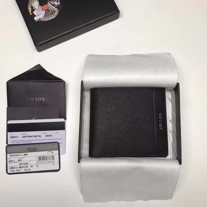 【原版皮】普拉达/Prada 短款钱夹，选用十字纹牛皮裁制而成，拼接光滑皮革点缀字唛徽标，精湛走线均匀整齐，油边顺滑，款号：2M0513