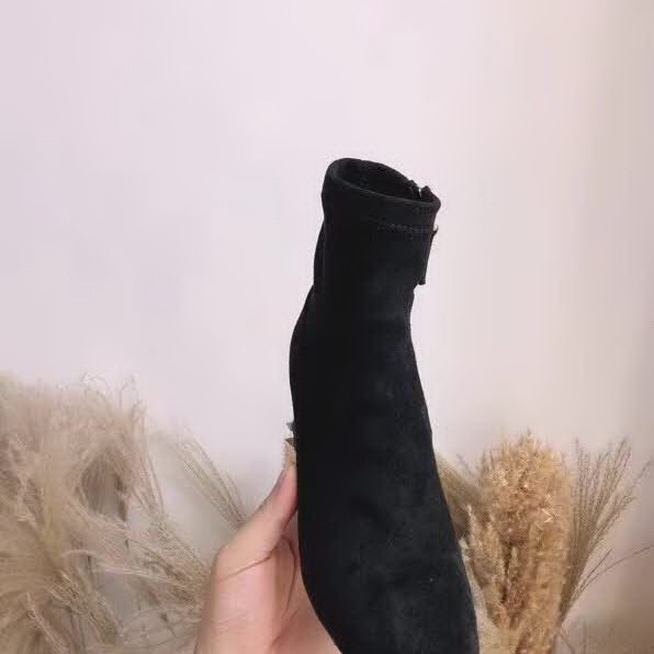 20秋季最新专柜款-华伦天奴Valentino秋冬新款爆款短靴，超经典好看，上脚超美