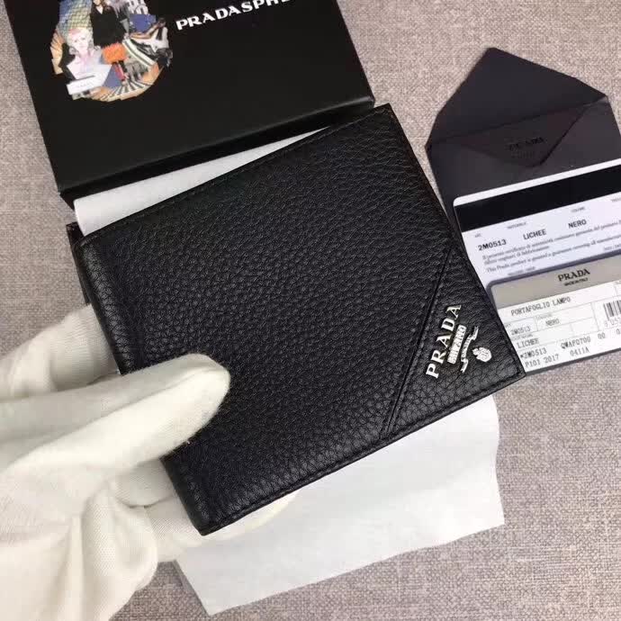 【原版皮】普拉达/Prada 短款钱夹，选用摔纹小牛皮裁制而成，边角点缀散字唛标识，经典之作，简单时尚，款号：2M0513
