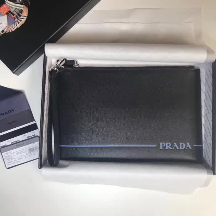 【原版皮】普拉达/Prada 男士手包，选用十字纹小牛皮裁制而成，正面点缀最新品牌丝印徽标，款号：2NG005