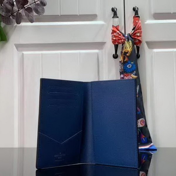 【原版皮】路易威登/LV 大格护照夹，由Damier Graphite Pixel涂层帆布制成，以像素形式演绎经典Damier棋盘格图案，凸显未来感，奢华的压纹小牛皮内衬和多个内部隔层造就其经典质量，款号：M60181