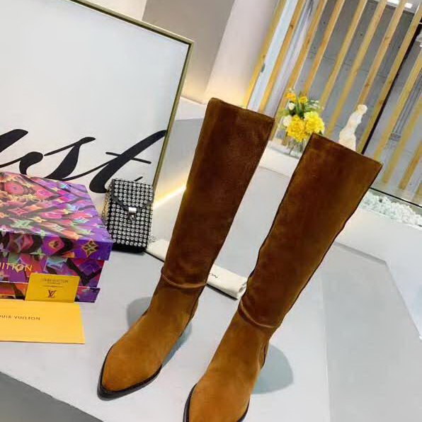 20秋季最新专柜款-路易威登LV2020早秋最新长靴，由柔软的绒面小牛皮制作而成，带有标志性金属logo，取自皮具系列的LV 扣装饰配上英伦风的黄牛皮大底，值得拥有女款中跟高靴