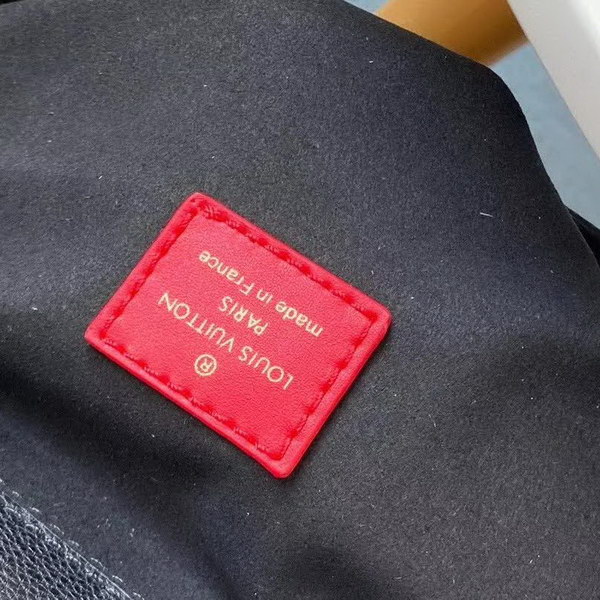 【原版皮】路易威登/LV Pochette Métis 手袋，以压纹皮革呈现超大Monogram印花，搭配顶部编织手柄，涂鸦风格挂饰和S-lock锁扣，即刻俘获视觉焦点，款号：M45385