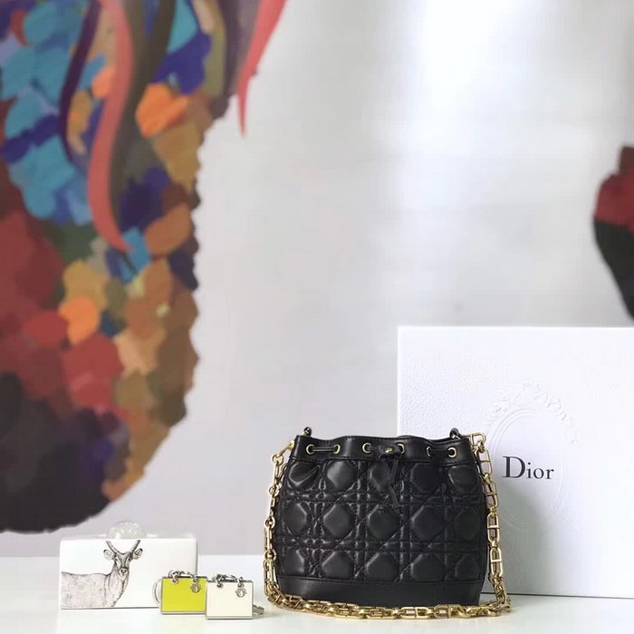 【原版皮】迪奥/Dior 水桶包，选用柔软羊皮裁制而成，整个包身绗缝藤格纹，看起来帅气又低调