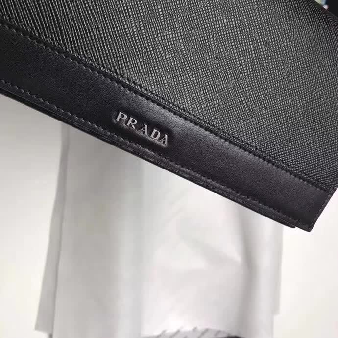 【原版皮】普拉达/Prada 西装钱夹，选用十字纹牛皮裁制而成，拼接光滑皮革点缀字唛徽标，精湛走线均匀整齐，油边顺滑，款号：2MV836