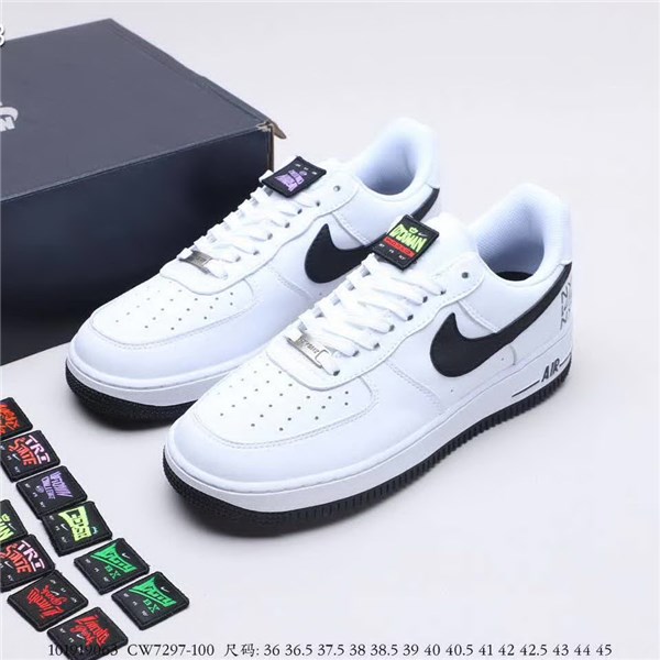 官网同步20秋季最新热销款-耐克/Nike AIR FORCE 1，空军一号街头舞会限定版，黑橡胶外底上配有白色皮革底衬和黑色翻滚皮革Swooshes，标志性图案出现在外侧四分之一面板上，并刻在蕾丝dubras上