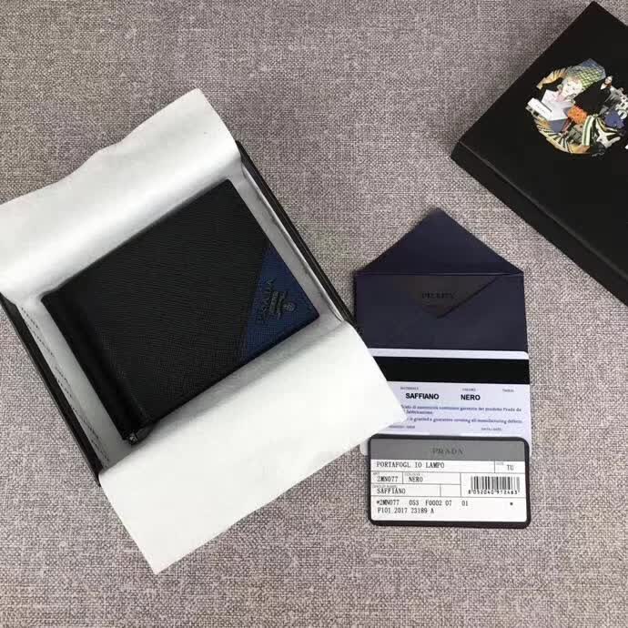 【原版皮】普拉达/Prada 金属钱夹，选用十字纹小牛皮裁制而成，边角饰拼接对比色皮革点缀散字唛，款号：2MN077