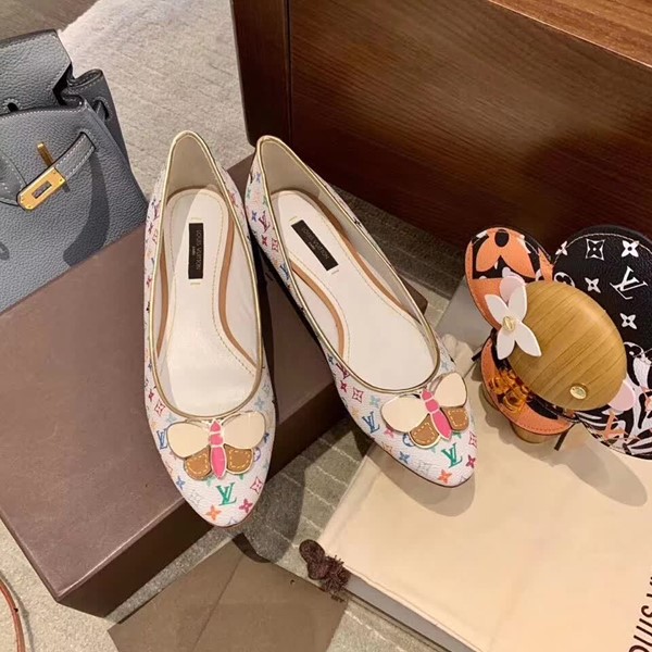 20秋季最新专柜款-路易威登LV中古平底单鞋，无敌秀气收脚的一款单鞋，融入vintage七彩设计太好看了，鞋头也有可爱的蝴蝶结，独家开模五金配饰，配色超级少女心，上脚很舒适，上班可穿，日常逛街随便暴走一天都没问题！
