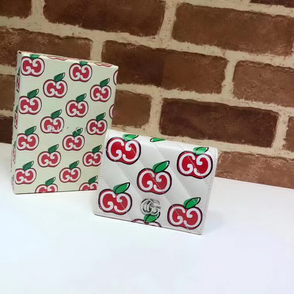 【原版皮】古驰/Gucci 情人节推出的特别系列单品，俏皮的卡通风格苹果图案映衬在白色绗缝皮革材质上，银色双G造型配件让这款卡包更具设计感，款号：466492