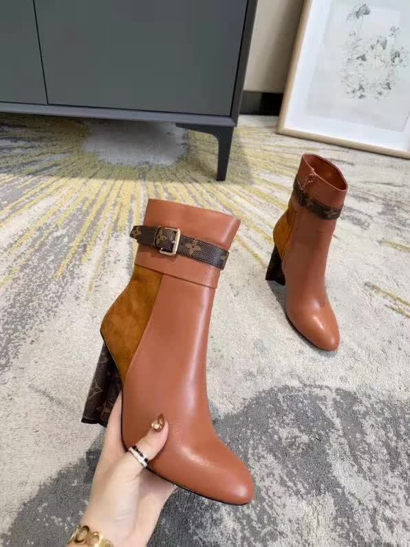 20秋季最新专柜款-路易威登LV2020早秋最新短靴，终于可以上款了。版型绝对正。不含糊。后包logo 开模定制五金 要求达到官网一致效果，上脚 舒适 宣型绝对美