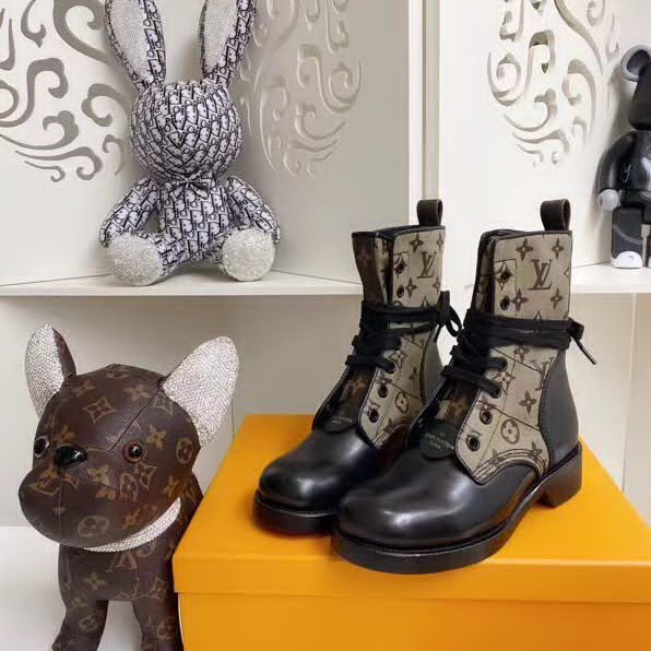 20秋季最新专柜款-路易威登LV2020早秋走秀主打新款系列马丁靴 超正鞋楦版型， 新的logo标识 设计独具一格局部的经典老花点缀，低调又凸显品牌魅力，靴口设计对小粗腿非常友好  好穿、显瘦，色彩高端大气上档次