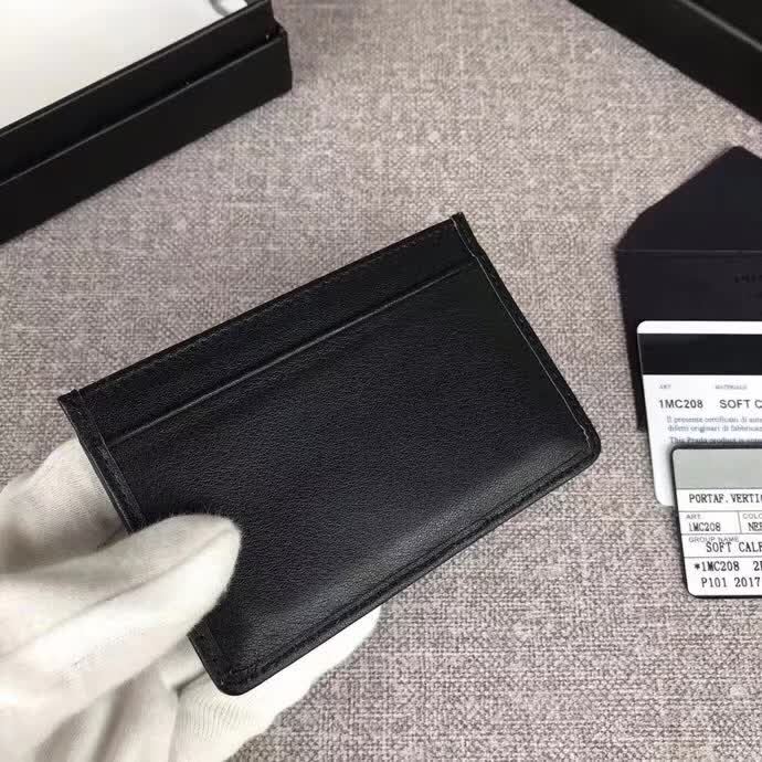 【原版皮】普拉达/Prada 卡夹，选用纳帕牛皮裁制而成，点缀散字唛徽标，精湛走线均匀整齐，款号：1MC208