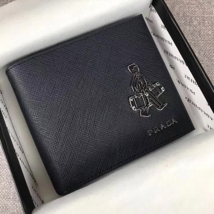 【原版皮】普拉达/Prada 短款钱夹，选用十字纹小牛皮裁制而成，边角点缀小公仔标识，经典之作，简单时尚，款号：2M0513