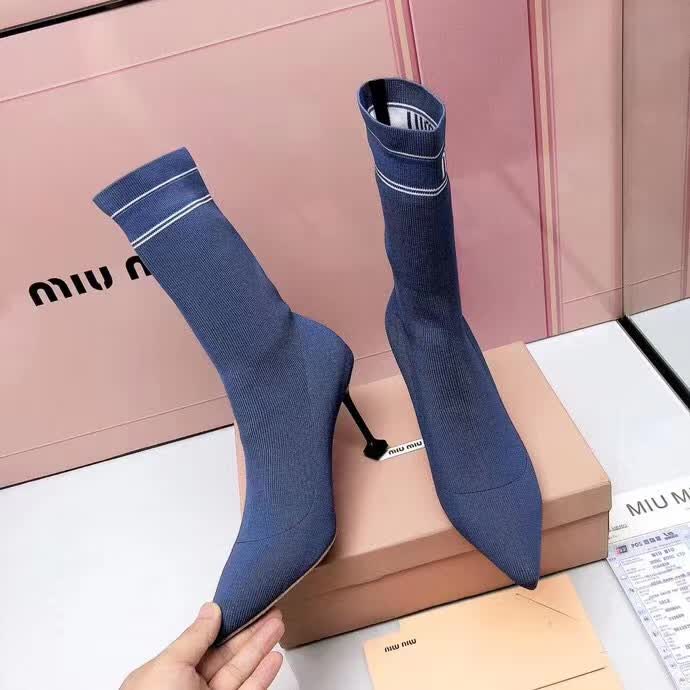 20秋季最新专柜款-缪缪Miu Miu新款袜子靴。上脚轻便，脚感好，上脚修脚，特显瘦