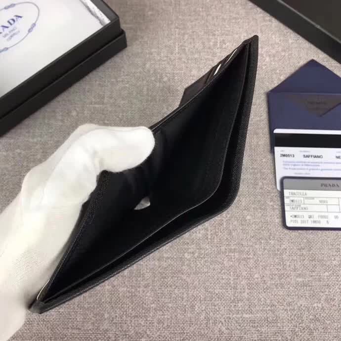 【原版皮】普拉达/Prada 短款钱夹，选用十字纹小牛皮镶嵌彩带皮革裁制而成，精湛走线均匀整齐，做工精湛，款号：2M0513