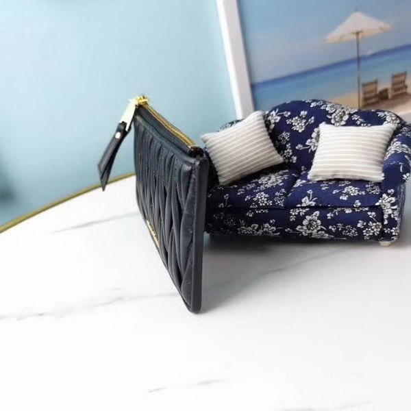 【原版皮】缪缪/Miu Miu 拉链钱夹，采用小羊皮材质精心裁制而成，Matelasse花纹图案，内里标识烫字，款号：5MB00