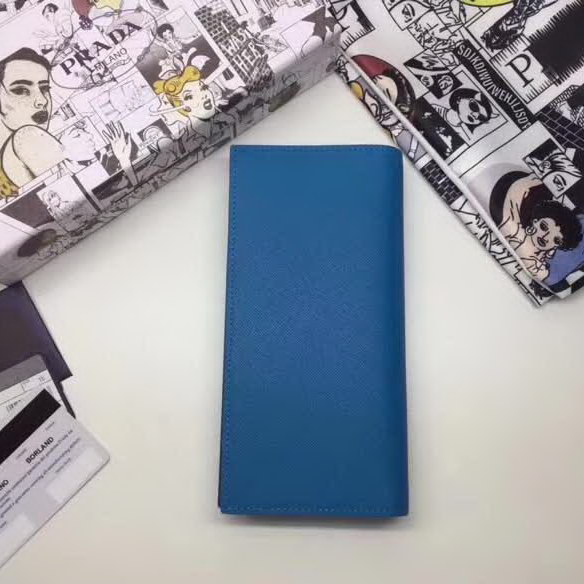 【原版皮】普拉达/Prada 西装钱夹，选用十字纹牛皮裁制而成，饰以黑色经典丝印徽标，风格优雅简约，款号：2MV836