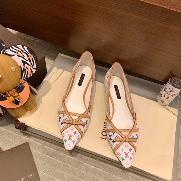 20秋季最新专柜款-路易威登LV中古平底单鞋，无敌秀气收脚的一款单鞋，融入vintage七彩设计太好看了，鞋头也有可爱的蝴蝶结，独家开模五金配饰，配色超级少女心，上脚很舒适，上班可穿，日常逛街随便暴走一天都没问题！
