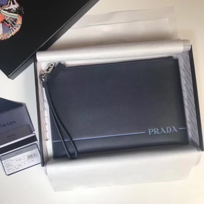 【原版皮】普拉达/Prada 男士手包，选用十字纹小牛皮裁制而成，正面点缀最新品牌丝印徽标，款号：2NG005