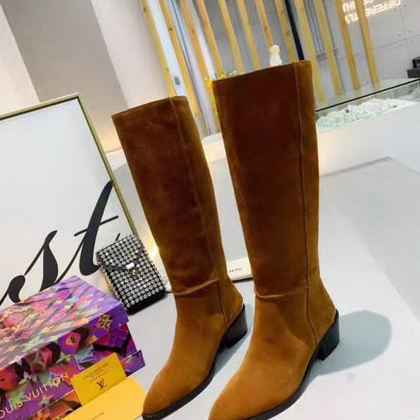 20秋季最新专柜款-路易威登LV2020早秋最新长靴，由柔软的绒面小牛皮制作而成，带有标志性金属logo，取自皮具系列的LV 扣装饰配上英伦风的黄牛皮大底，值得拥有女款中跟高靴