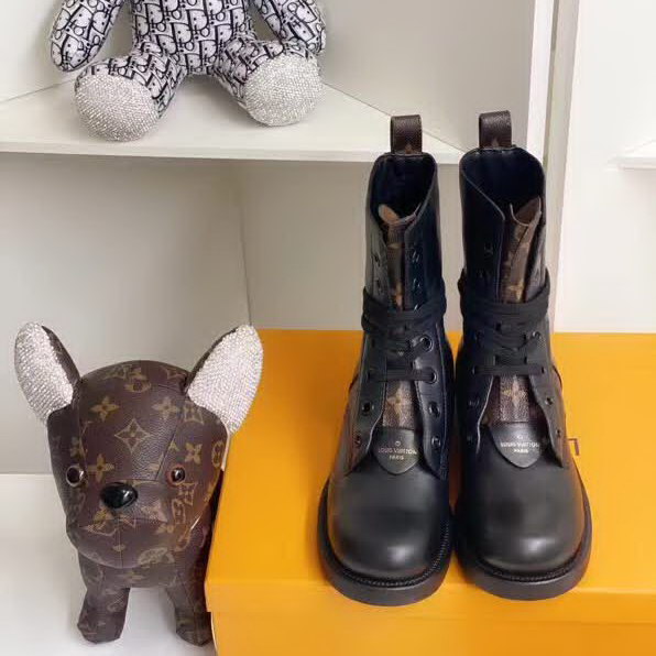 20秋季最新专柜款-路易威登LV2020早秋走秀主打新款系列马丁靴 超正鞋楦版型， 新的logo标识 设计独具一格局部的经典老花点缀，低调又凸显品牌魅力，靴口设计对小粗腿非常友好  好穿、显瘦，色彩高端大气上档次