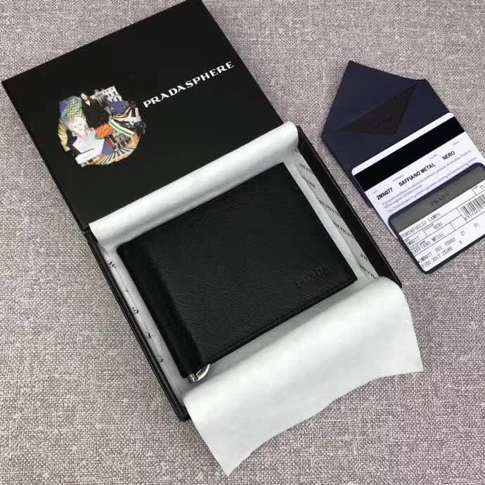 【原版皮】普拉达/Prada 金属钱夹，选用十字纹小牛皮裁制而成，正面点缀有品牌热压花徽标，款号：2MN077