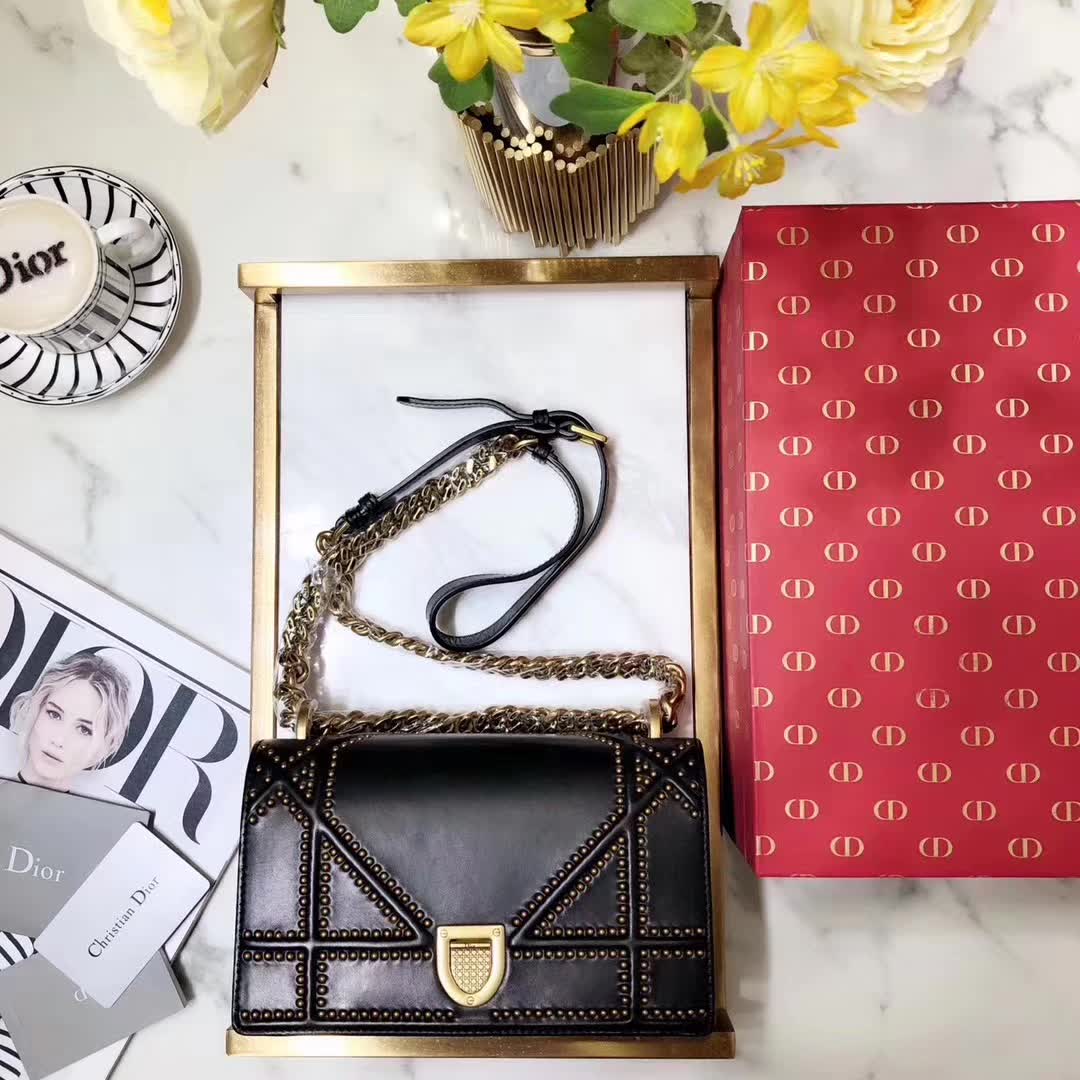 【原版皮】迪奥/Dior 链条包，选用小羊皮裁制而成，缀以饰钉 Archicannage藤格纹图案，徽章锁扣，美得不要不要的