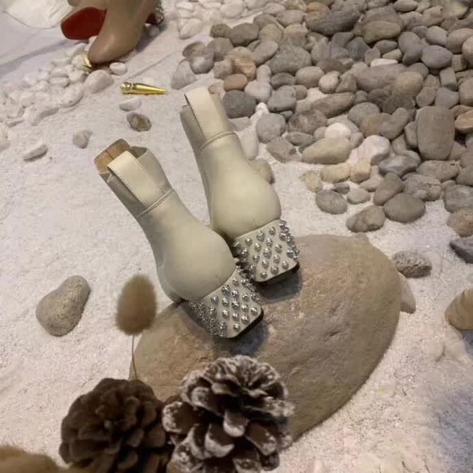 20秋季最新专柜款-克里斯提．鲁布托CL2020早秋新款方跟铆钉切尔西踝靴，完美修长，线条感十足