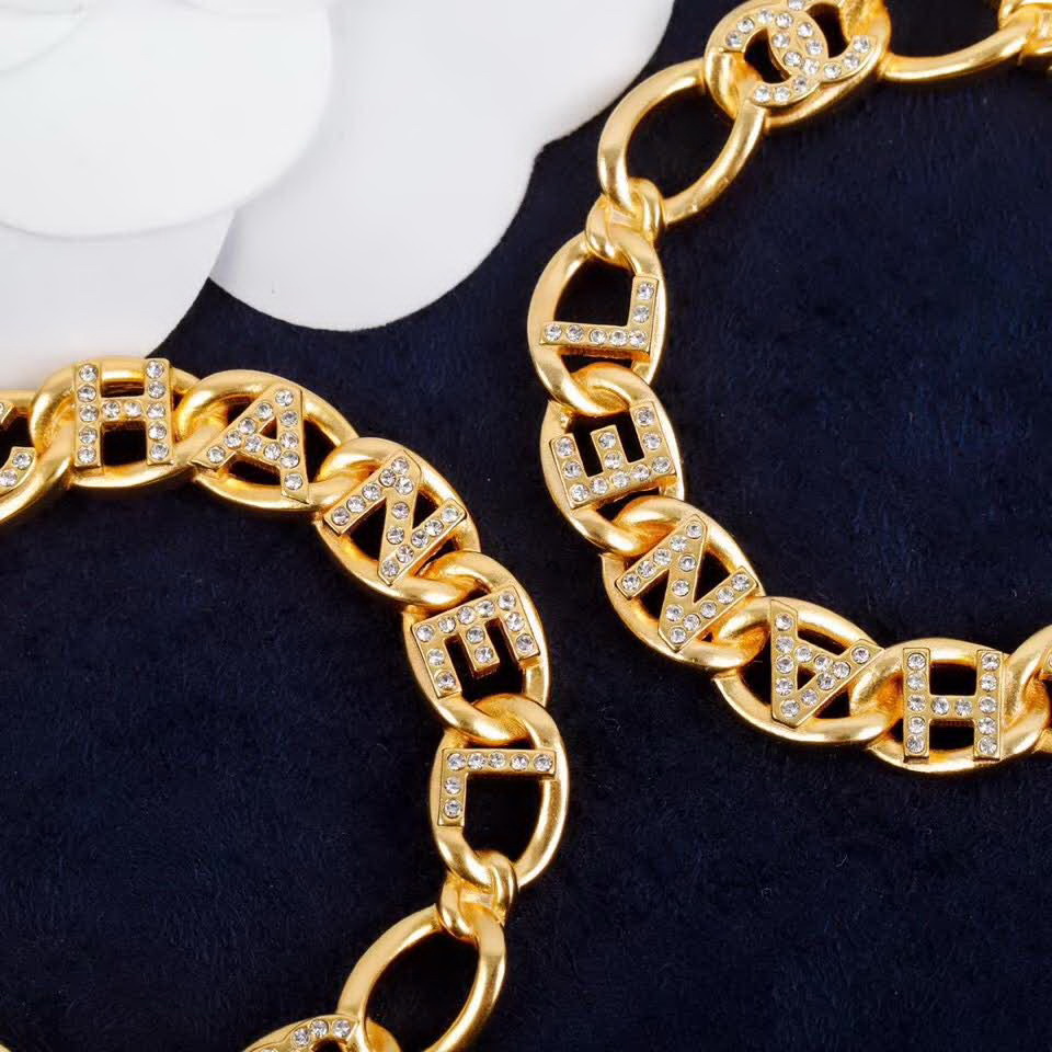 20秋季最新专柜款-Chanel圆形水钻大圈圈耳环，特别的重工，简直就是魔鬼做工啊，施华洛世奇钻，字母细节，角度，弧度，完美