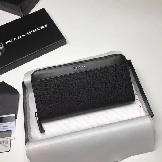 【原版皮】普拉达/Prada 拉链钱夹，选用十字纹牛皮裁制而成，拼接光滑皮革点缀字唛徽标，精湛走线均匀整齐，油边顺滑，款号：2ML317