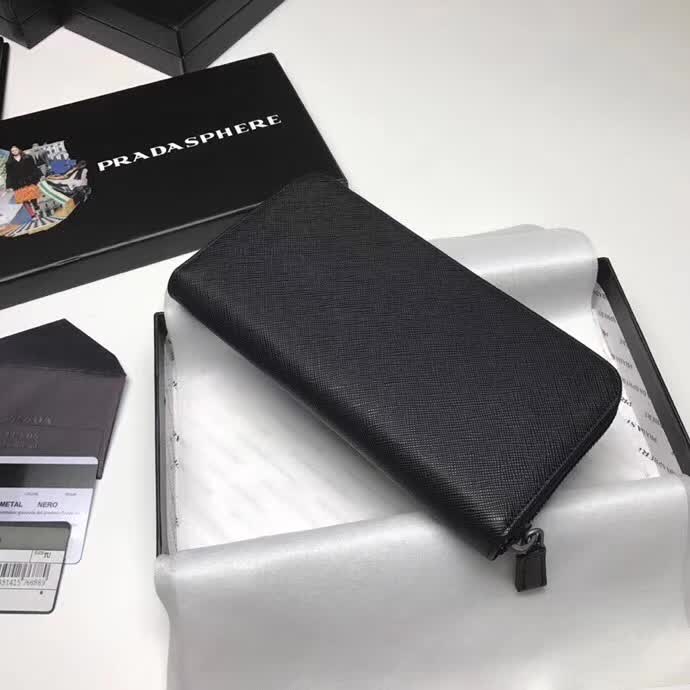 【原版皮】普拉达/Prada 拉链钱夹，选用十字纹牛皮裁制而成，拼接光滑皮革点缀字唛徽标，精湛走线均匀整齐，油边顺滑，款号：2ML317