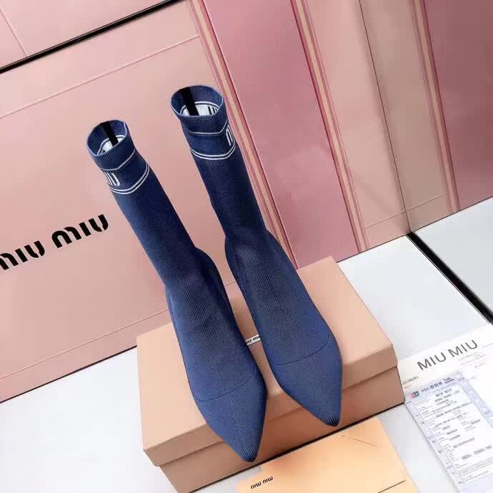 20秋季最新专柜款-缪缪Miu Miu新款袜子靴。上脚轻便，脚感好，上脚修脚，特显瘦