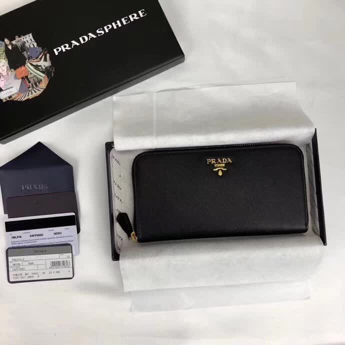 【原版皮】普拉达/Prada 拉链钱夹，选用十字纹小牛皮裁制而成，正面点缀金色散字徽标，尽显高档时尚，低调而又奢华，款号：1ML506