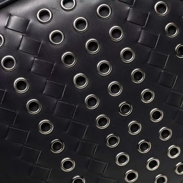 【原版皮】宝缇嘉/BV 男士双肩包，融合VN Eyelets工艺新颖呈现，光滑打蜡小牛皮基底上，大号金属孔眼条纹和intrecciato编织图案交织呈现，相映成趣，款号：80186608A