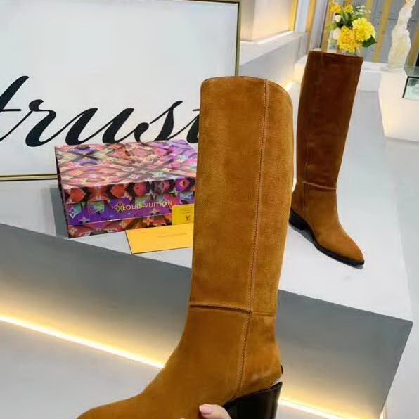 20秋季最新专柜款-路易威登LV2020早秋最新长靴，由柔软的绒面小牛皮制作而成，带有标志性金属logo，取自皮具系列的LV 扣装饰配上英伦风的黄牛皮大底，值得拥有女款中跟高靴