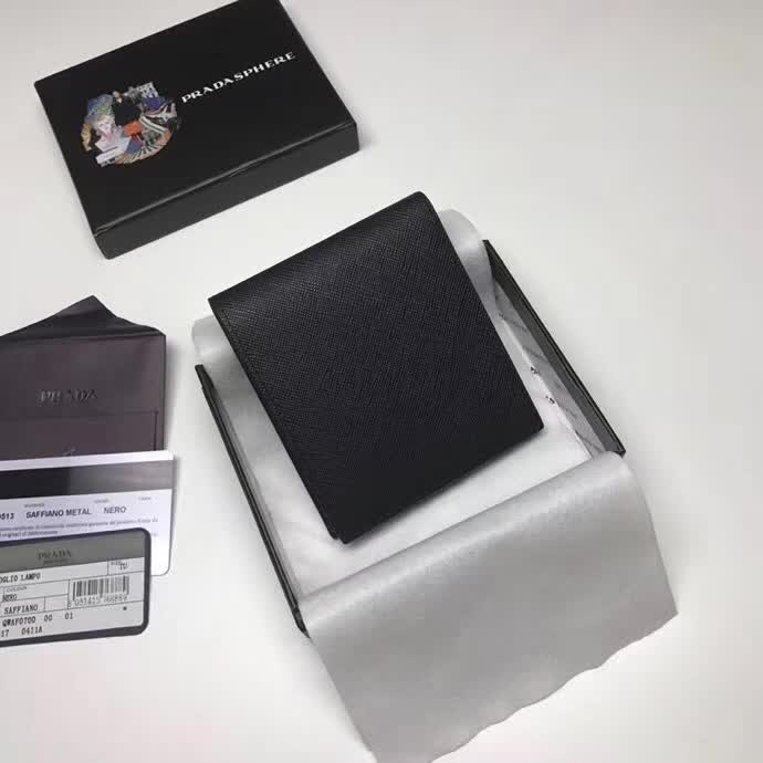 【原版皮】普拉达/Prada 短款钱夹，选用十字纹牛皮裁制而成，拼接光滑皮革点缀字唛徽标，精湛走线均匀整齐，油边顺滑，款号：2M0513