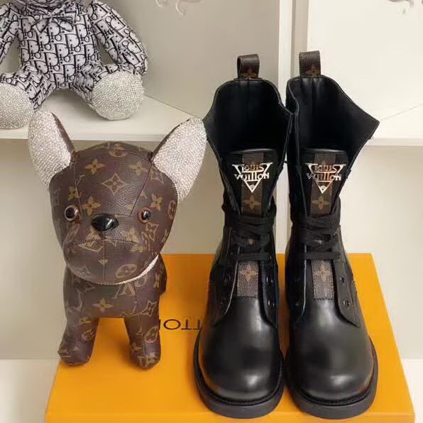 20秋季最新专柜款-路易威登LV2020早秋走秀主打新款系列马丁靴 超正鞋楦版型， 新的logo标识 设计独具一格局部的经典老花点缀，低调又凸显品牌魅力，靴口设计对小粗腿非常友好  好穿、显瘦，色彩高端大气上档次