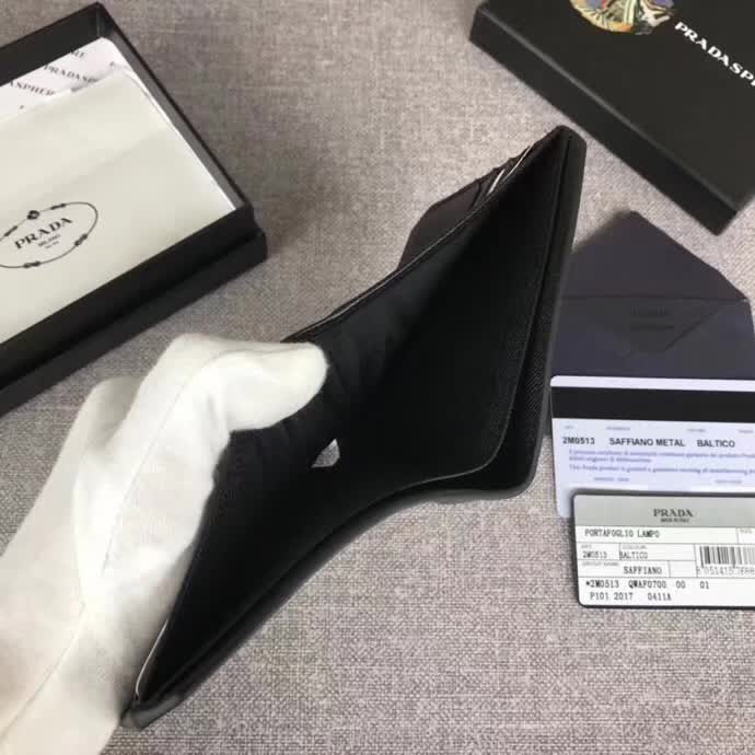 【原版皮】普拉达/Prada 短款钱夹，选用十字纹小牛皮裁制而成，圆角五字唛，经典之作，简单时尚，款号：2M0513