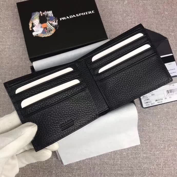 【原版皮】普拉达/Prada 短款钱夹，选用摔纹小牛皮裁制而成，边角点缀散字唛标识，经典之作，简单时尚，款号：2M0513
