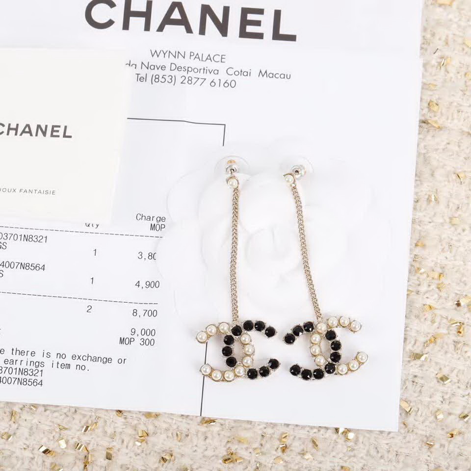 20秋季最新专柜款-Chanel经典款珍珠耳钉，细节满满的一款，以及背面五金的细腻，完美