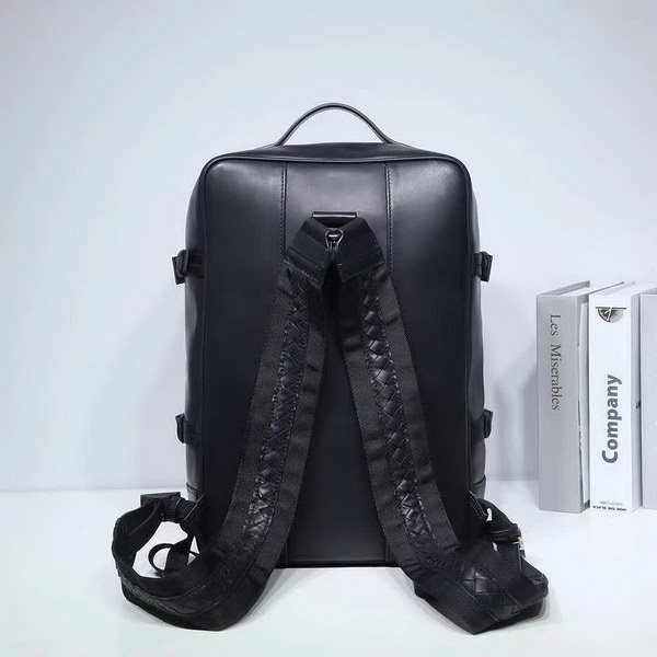 【原版皮】宝缇嘉/BV 男士双肩包，采用leggero皮革打造，配以方形设计，款式实用轻便，配有intrecciato编织中央隔层和柔软侧围，款号：80187808