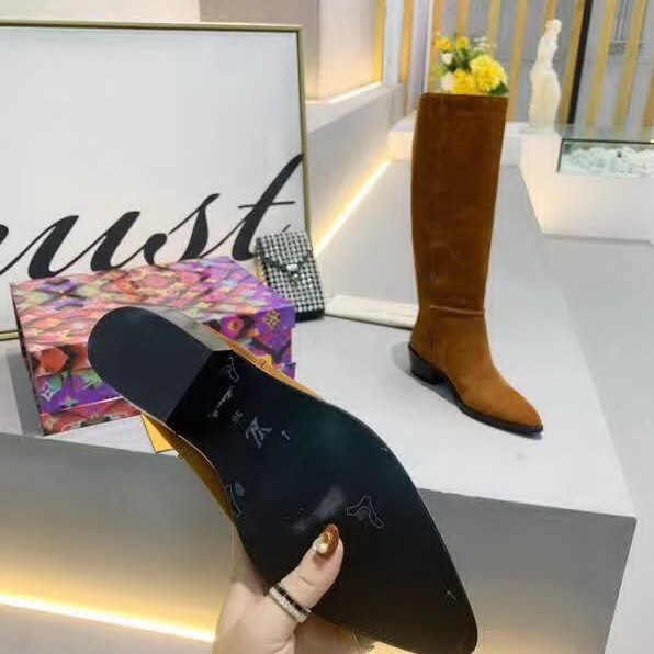 20秋季最新专柜款-路易威登LV2020早秋最新长靴，由柔软的绒面小牛皮制作而成，带有标志性金属logo，取自皮具系列的LV 扣装饰配上英伦风的黄牛皮大底，值得拥有女款中跟高靴
